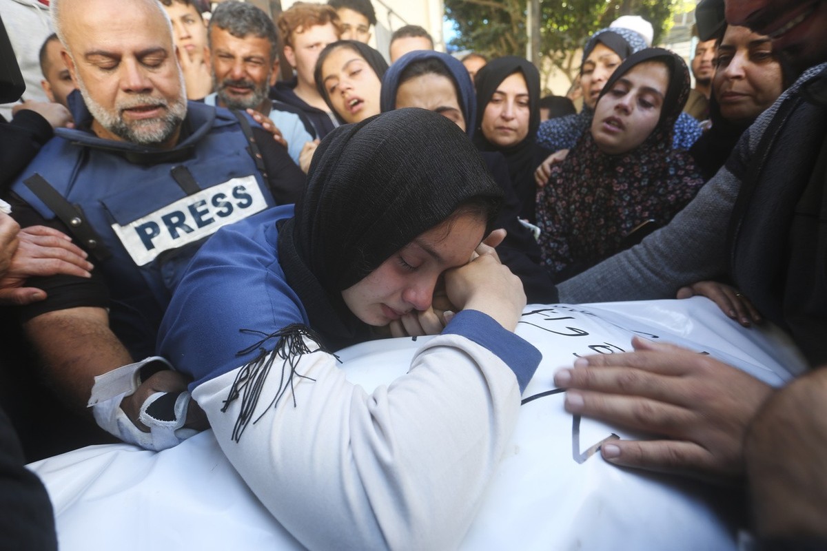 Der Al Jazeera-Journalist Wael Dahdouh trauert um seinen Sohn Hamza, der ebenfalls für Al Jazeera arbeitete und am Sonntag, den 7. Januar 2024, bei einem israelischen Luftangriff in Rafah im Gazastrei ...