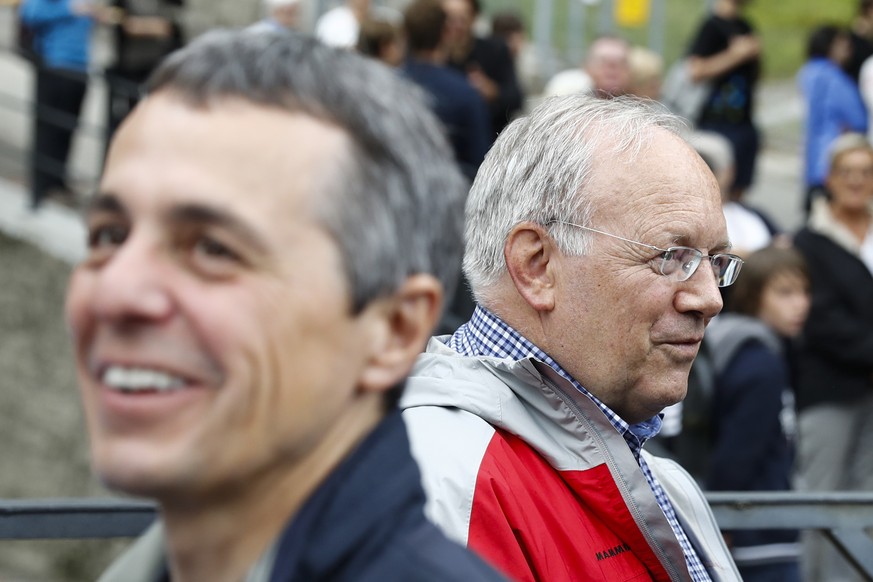 Die Bundesraete Johann Schneider-Ammann, rechts, und Ignazio Cassis, links, bei einer Begegnung mit der Bevoelkerung waehrend der Bundesratsreise am Freitag, 6. Juli 2018 in Fribourg. (KEYSTONE/Peter  ...