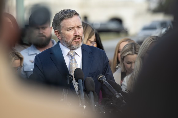 epa12533959 Rep. Thomas Massie, (R-Ky.), speaks at the US Capitol in Washington, DC, USA, 18 November 2025. Rep. Ro Khanna, (D-CA), Rep. Marjorie Taylor Greene, (R-GA) and Rep. Thomas Massie, (R-Ky.)  ...