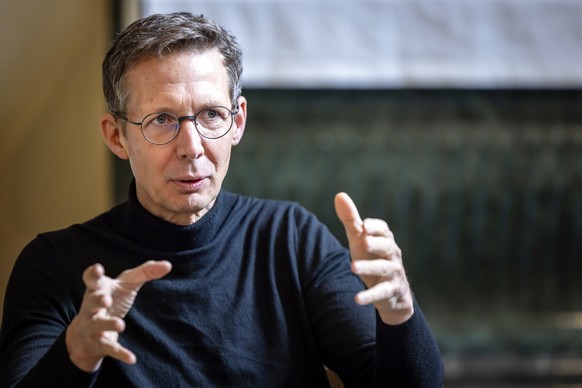 Michael Hermann, Geschaeftsfuehrer von Sotomo spricht waehrend einer Medienkonferenz zu einer Reputationsumfrage der Katholische Kirche des Kantons Zuerich, am Dienstag, 1. April 2025 in der Katholisc ...