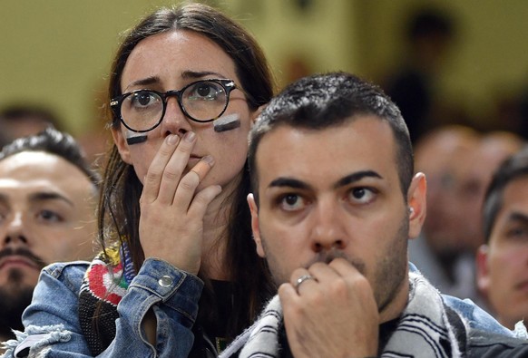 epa06008838 Juventus&#039; supporters react during the UEFA Champions League final between Juventus FC and Real Madrid at the National Stadium of Wales in Cardiff, Britain, 03 June 2017. EPA/DANIEL DA ...