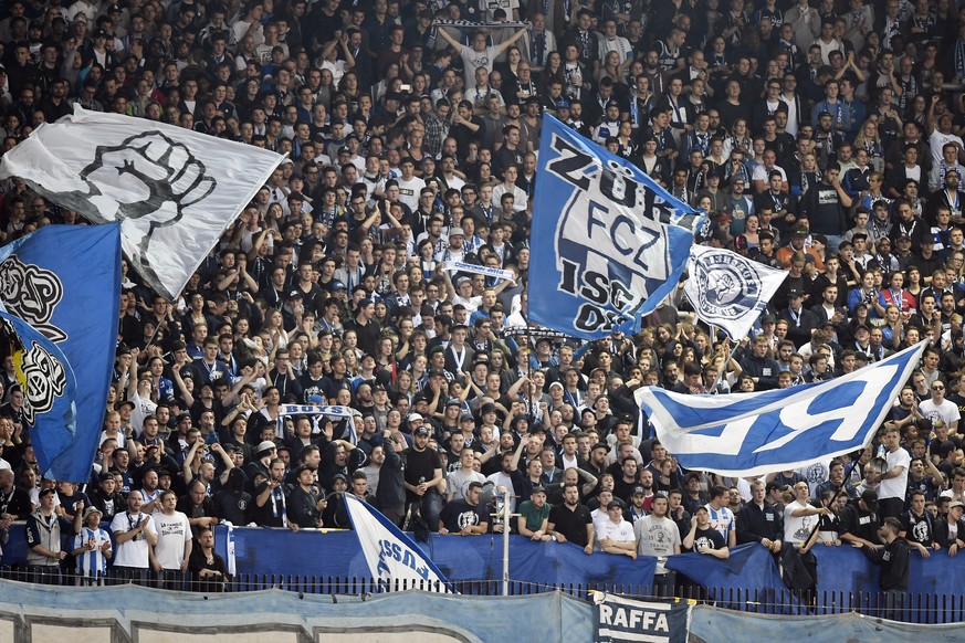 Suedkurve Fans beim Fussballspiel der Super League FC Zuerich gegen den FC Vaduz im Stadion Letzigrund in Zuerich am Mittwoch, 25. Mai 2016. (KEYSTONE/Walter Bieri )