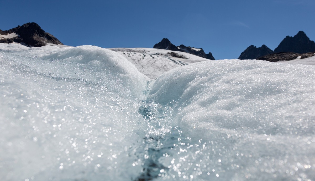 Melt water flows over the Silvretta Glacier, pictured above Klosters, Canton of Grisons, Switzerland, on August 26, 2015. (KEYSTONE/Arno Balzarini)

Schmelzwasser rinnt ueber den Silvrettagletscher, a ...