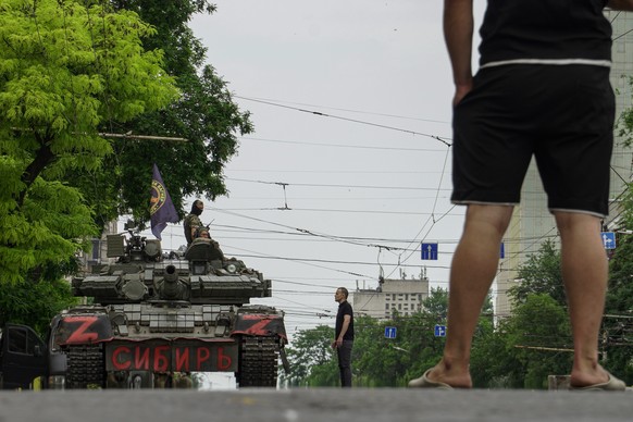 epaselect epa10709279 Servicemen from private military company (PMC) Wagner Group block a street with a tank reading &#039;Siberia&#039; in downtown Rostov-on-Don, southern Russia, 24 June 2023. Secur ...