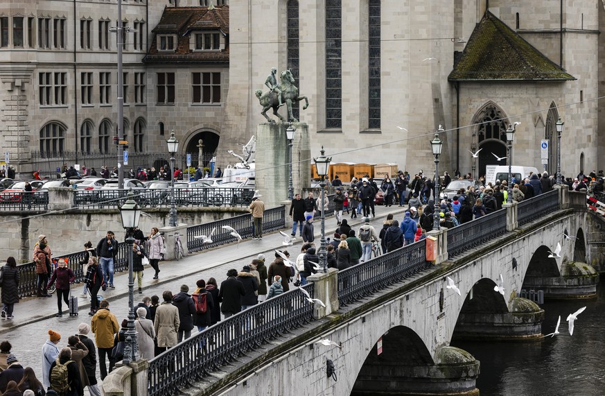 Stimmberechtigte stehen ueber die ganze Muensterbruecke bis zum Zuercher Stadthaus, links oben, Schlange, um im Stimmlokal vom Stadhaus abzustimmen, am Sonntag, 28. November 2021 in Zuerich. Die Schwe ...