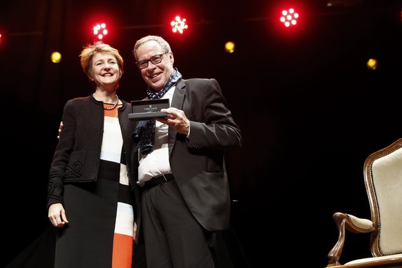 Bundesraetin Simonetta Sommaruga, links, und der abtretende Berner Stadtpraesident Alexander Tschaeppaet bei der Verabschiedungsfeier im Bierhuebeli, am Freitag, 16. Dezember 2016 in Bern. (KEYSTONE/P ...