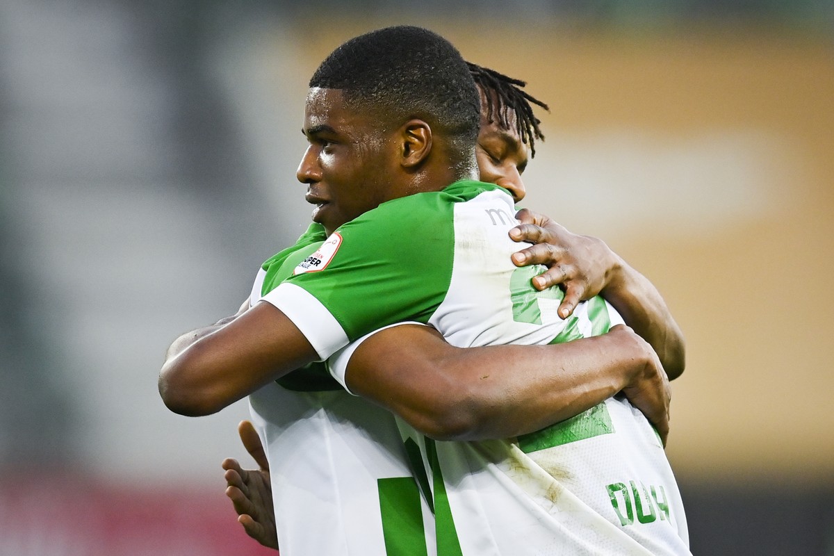 1-0 Torschuetze St. Gallens Chukwubuike Junior Adamu , links, und St. Gallens Kwadwo Duah freuen sich ueber den Sieg im Fussball Super League Spiel zwischen dem FC St. Gallen und dem FC Vaduz, am Sams ...