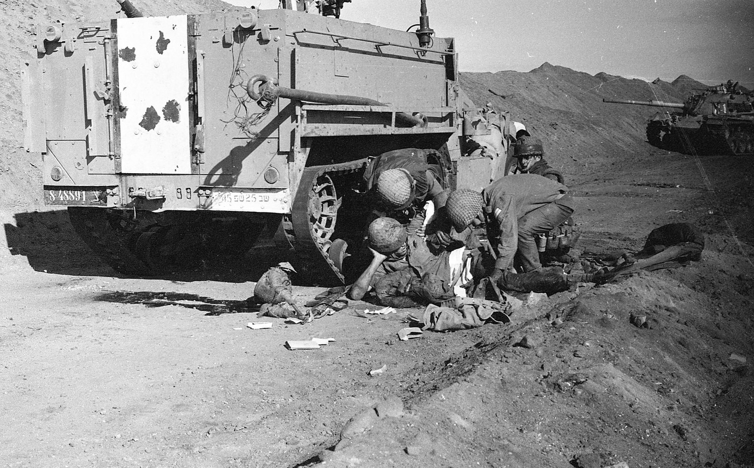 Ein durch ägyptisches Artilleriefeuer verwundeter Israeli wird neben einem M5-Halbkettenfahrzeug versorgt.
https://commons.wikimedia.org/w/index.php?curid=90668371