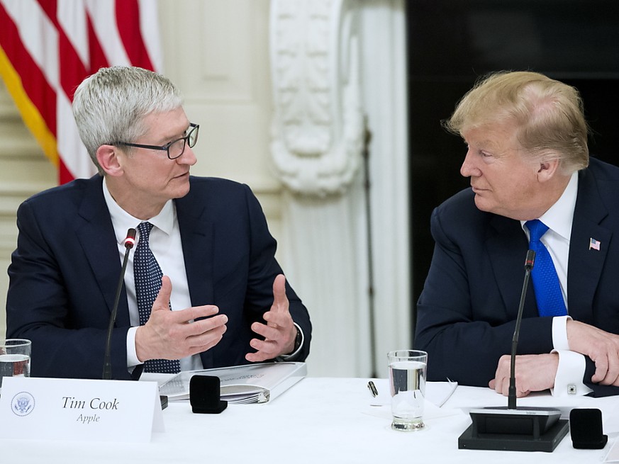 Tim Cook hat US-Präsident Donald Trump erklärt, dass sein Konzern aufgrund von Zöllen Nachteile gegenüber Samsung hat. Ob die Message angekommen ist?