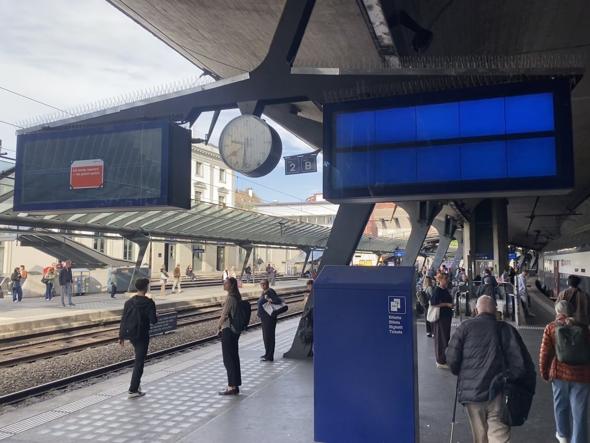 Am Bahnhof Zürich Stadelhofen sind seit längerer Zeit diverse Anzeigetafeln defekt.