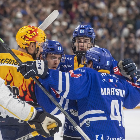 Die zuger mit Jan Kover, Andreas Wingerli, Leon Muggli und Lino Martschini, von links, feiern das Tor zum 3:0 beim Eishockey Meisterschaftsspiel der National League zwischen dem EV Zug und dem HC Ajoi ...