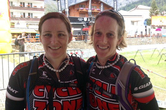 Jane-Marie Kerslake (l.) und Emma Winterflood: Glücklich im Ziel in Leukerbad.