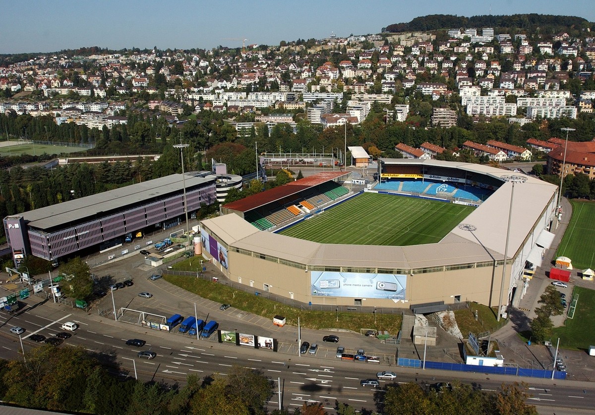 Eine Luftaufnahme vom Hardturm Stadion in Zuerich, aufgenommen am Dienstag, 5. Oktober 2004. (KEYSTONE/Steffen Schmidt) === LUFTAUFNAHME ===