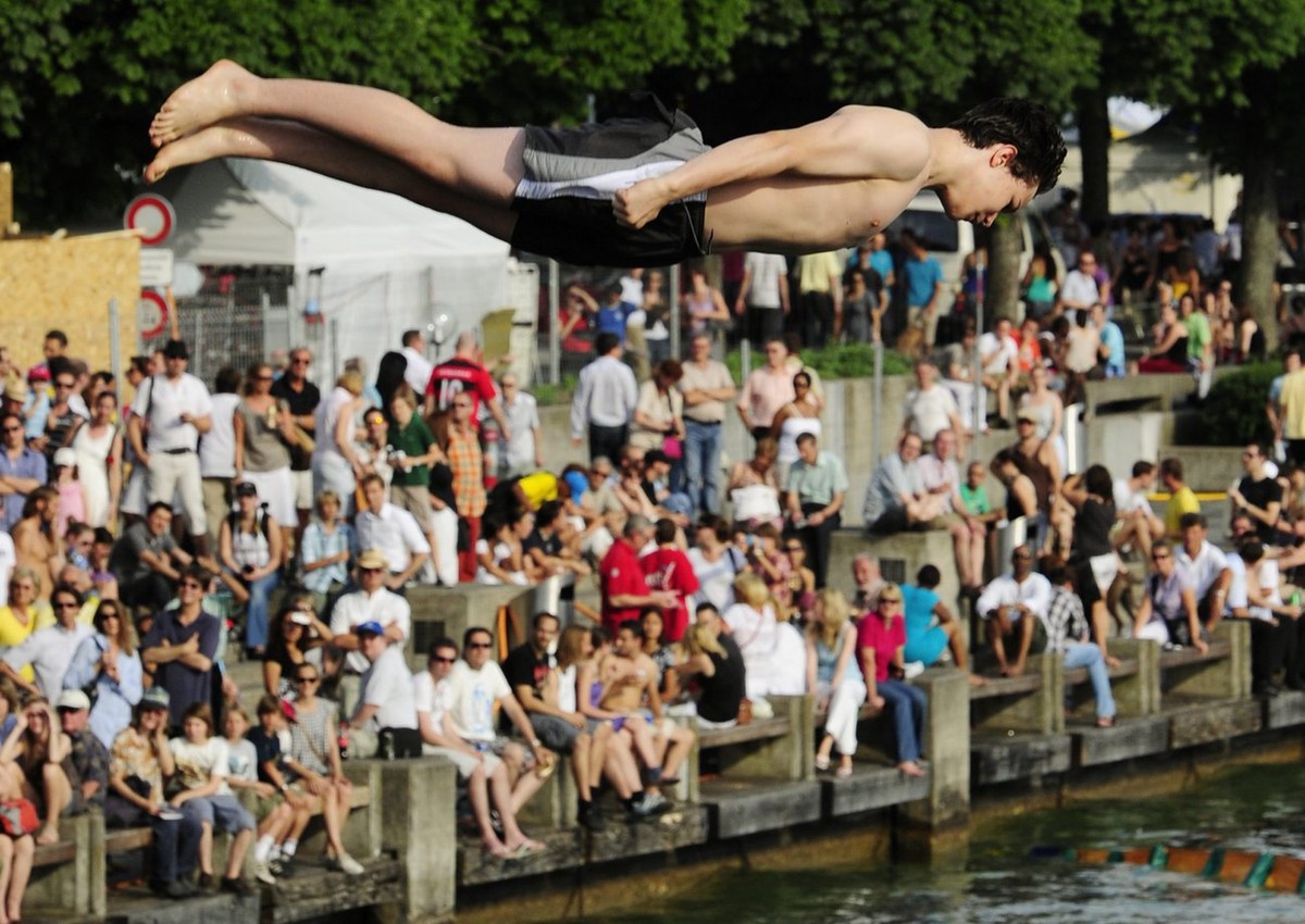 Ein Turmspringer zeigt sein Koennen, anlaesslich des Zuerifaescht am Freitag, 2. Juli 2010, in Zuerich. Gegen 2 Millionen Menschen werden an diesem Wochenende in der Zwinglistadt erwartet um das Fest  ...