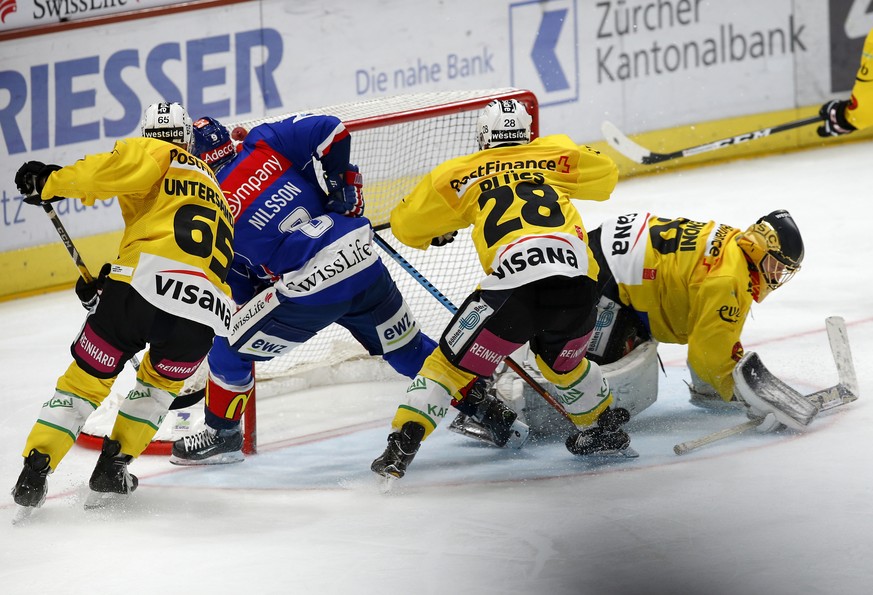 ZSC Lions Stuermer Robert Nilsson, 2. von links, schiesst das 2-1 gegen SC Bern Torhueter Leonardo Genoni, rechts, Martin Pluess, #28, und Ramon Untersander, #65, waehrend dem Eishockey-Meisterschafts ...