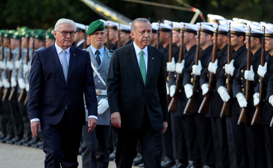 epa07053237 Turkish President Recep Tayyip Erdogan (3-L) and German President Frank-Walter Steinmeier (L) during a reception with military honors at Bellevue Castle in Berlin, Germany, 28 September 20 ...