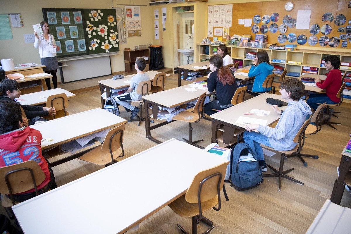 L'enseignante Corentine Gerber enseigne dans une classe d' ecole primaire a des eleves de 8P de l'Etablissement Primaire de l'ecole vaudoise, EP Morges EST, le jour du retour des e ...