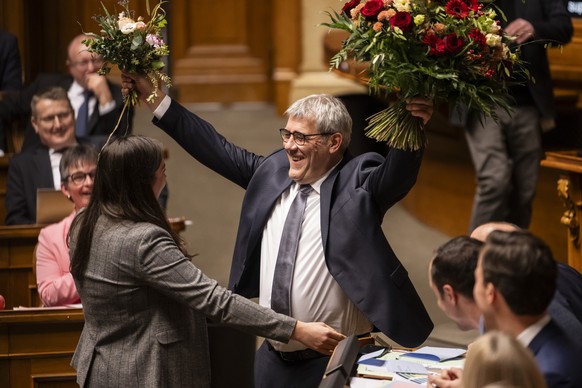 Der neugewaehlte Nationalratspraesident Eric Nussbaumer, SP-BL, rechts, freut sich mit Blumen, die er von der Co-Praesidentin der SP Fraktion, Samira Marti, BL, links, erhalten hat, zu Beginn der 52.  ...