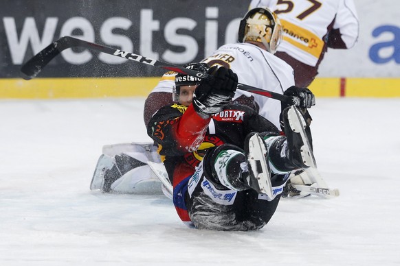 Berns Gregory Sciaroni rutscht uebers Eis, im fuenften Eishockey Playoff-Viertelfinalspiel der National League zwischen dem SC Bern und Geneve-Servette HC am Dienstag, 19. Maerz 2019 in der Postfinanc ...