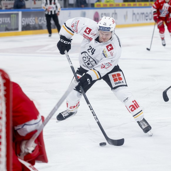 Luganos Arttu Ruotsalainen, rechts, trifft zum 0:1 gegen Rapperswil-Jona Lakers Torhueter Melvin Nyffeler waehrend der Meisterschaftspartie der National League zwischen den SC Rapperswil Jona Lakers u ...
