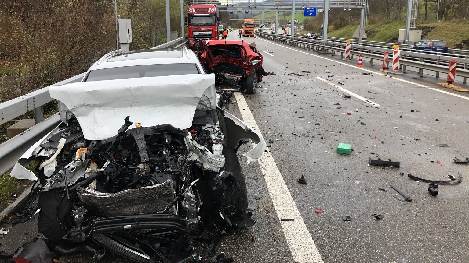 HANDOUT --- Auf der A3 bei Effingen prallte am Mittwoch, 27. November 2019, ein Automobilist mit massiver Wucht ins Heck eines anderen Wagens. Dieser wurde nach vorne gegen einen Lastwagen geschoben u ...