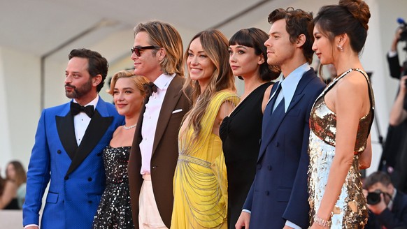 epaselect epa10162328 (L-R) Actors Nick Kroll, Florence Pugh, Chris Pine, director Olivia Wilde, Sydney Chandler, Harry Styles and Gemma Chan arrive for the premiere of &#039;Don&#039;t Worry Darling& ...