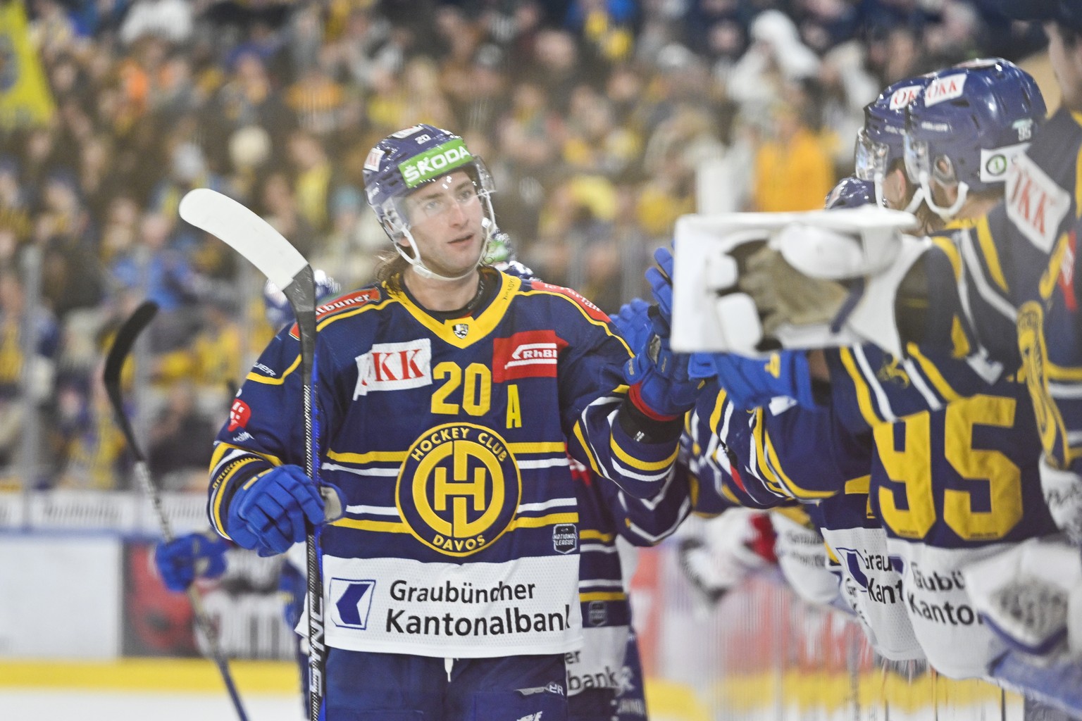 Davos&#039; Michael Fora bejubelt sein 3-4 beim Eishockey Spiel der National League zwischen dem HC Davos und den SCRJ Lakers, am Freitag, 6. Januar 2023, im Eisstadion in Davos. (KEYSTONE/Gian Ehrenz ...