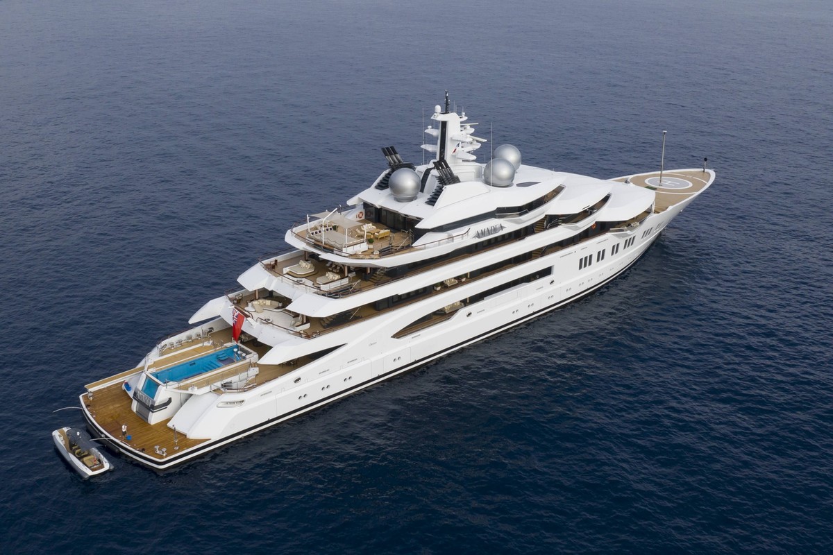 L'Amadea mesure 106 mètres de long et est équipé d'une piscine, d'un jacuzzi, d'un héliport et d'une salle de sport
