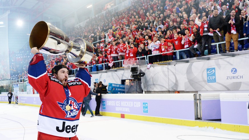 Rapperswils Melvin Nyffeler jubelt mit dem Pokal nach dem gewonnenen Final des Swiss Ice Hockey Cups 2017/18 zwischen den Rapperswil-Jona Lakers und dem HC Davos, am Sonntag, 4. Februar 2018, in der S ...