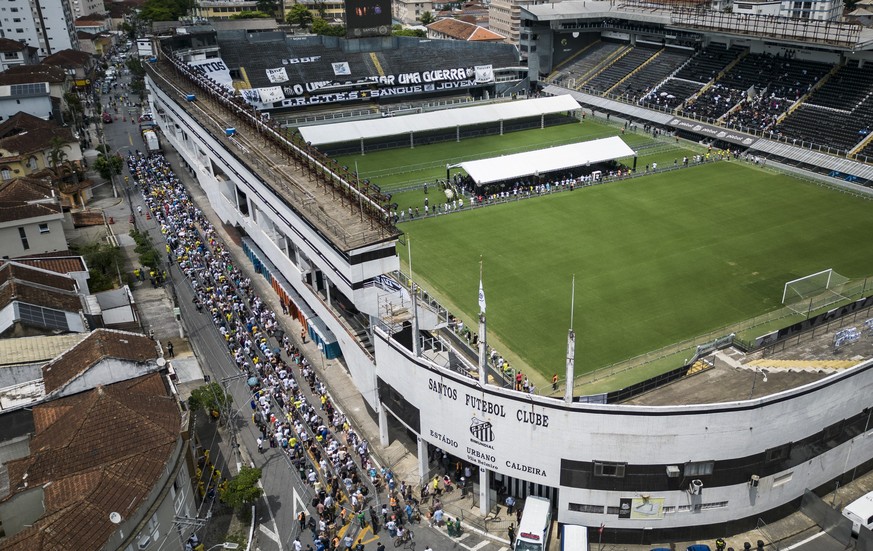 Fans line up to pay their last respects to the late Brazilian soccer great Pele who lies in state at Vila Belmiro stadium in Santos, Brazil, Monday, Jan. 2, 2023. (AP Photo/Matias Delacroix)