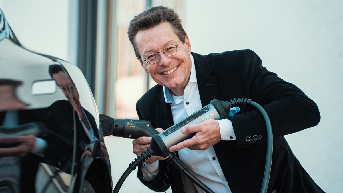 Juice-Technology-Gründer Christoph Erni mit dem Juice Booster, einer mobilen Ladestation für E-Autos.
