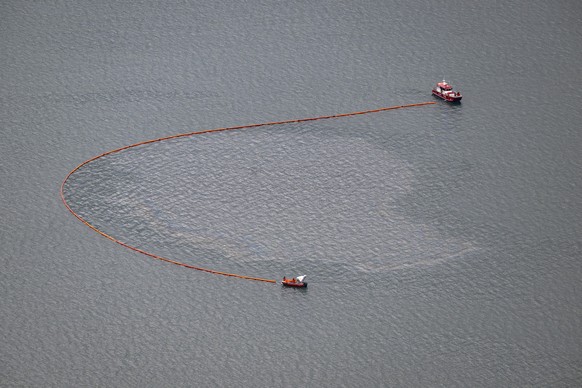 KEYPIX - Die Feuerwerhr des Kanton Luzern errichtet eine Oelsperre, nachdem ein Kleinflugzeug zwischen dem Dorf Kehrsiten im Kanton Nidwalden und Kastanienbaum im Kanton Luzern in den Vierwaldstaetter ...