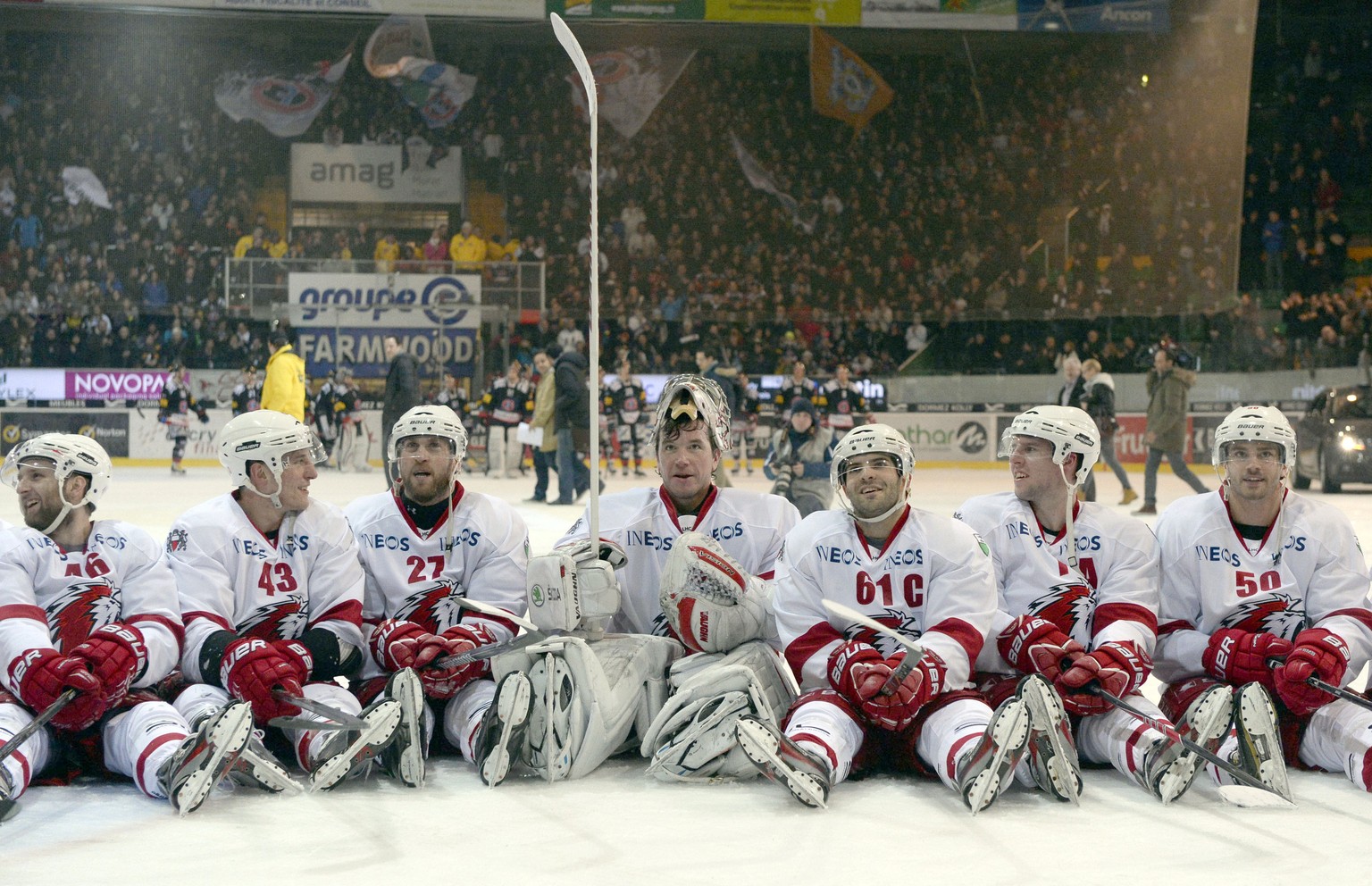 Huet und Lausanne am Boden – aber bloss, um mit der Fankurve zu feiern. Als Dessert einer erfolgreichen Saison folgen nun mindestens vier Playoff-Spiele.