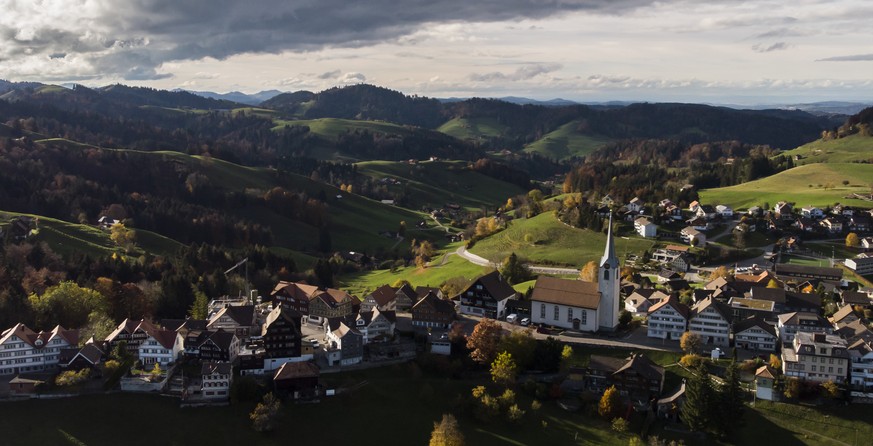 Blick auf das Dorf Schwellbrunn, das nach einem Coronavirus Superspreader-Event in die Schlagzeilen geraten war, aufgenommen am Dienstag, 27. Oktober 2020. (KEYSTONE/Gian Ehrenzeller)