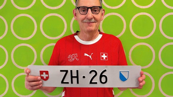 Regierungsrat Mario Fehr mit dem Kontrollschild "ZH 26"