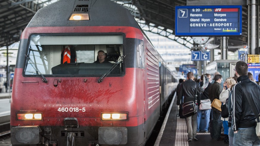 ZUR MK DER SBB ZUM FAHRPLANWECHSEL 2015 STELLEN WIR IHNEN AM DIENSTAG, 26. MAI 2015, FOLGENDES ARCHIVBILD ZUR VERGFUEGUNG - An InterRegio train to Geneva Airport enters the train station in Lausanne,  ...