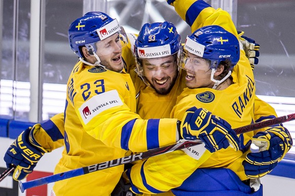 epaselect epa06740204 Sweden celebrates after a scoring during the IIHF World Championship group A ice hockey match between Russia and Sweden in Royal Arena in Copenhagen, Denmark, 15 May 2018. EPA/MA ...