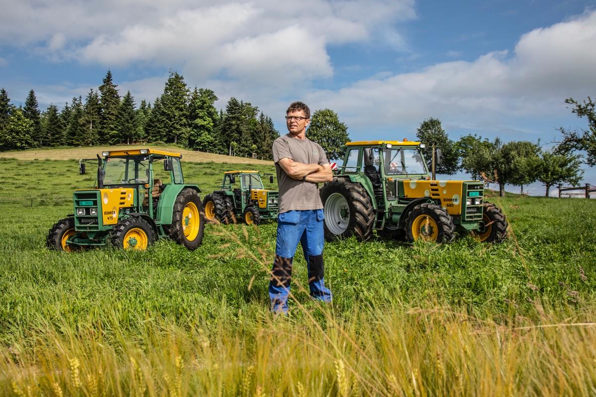 Landwirt Roland Ryser in Affoltern im Emmental (BE) fährt drei Bührer-Oldtimer. Bührer baute in Hinwil (ZH) bis in die 1970er-Jahre über 22'000 Traktoren, von denen noch immer 10'000 Trakt ...