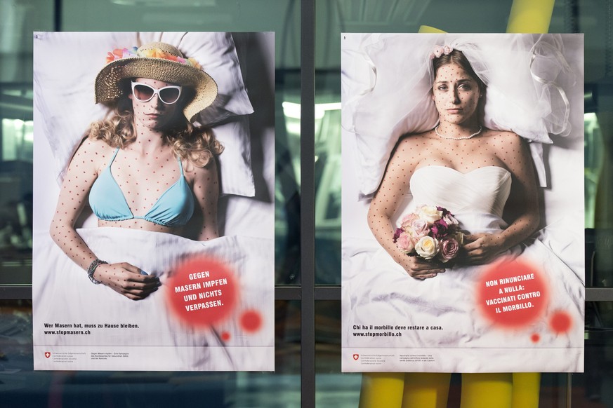 Plakate der Kampagne zur Eliminierung der Masern haengen im Medienzentrum Bundeshaus waehrend einer Medienkonferenz am Donnerstag, 24. Oktober 2013 in Bern. (KEYSTONE/Peter Klaunzer)