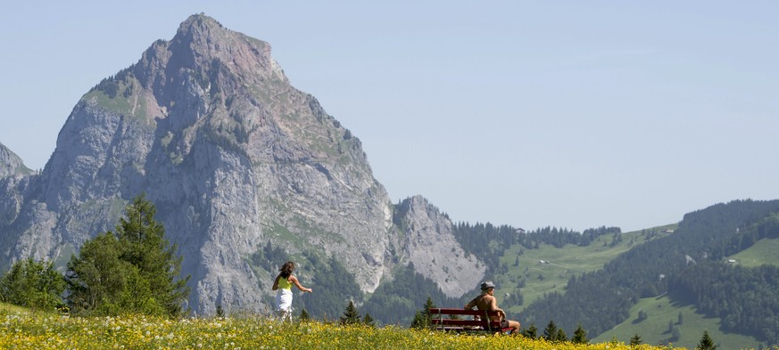 Wanderer vor dem Grossen Mythen: Eine Frau stürzte am Samstag am Schwyzer Massiv 350 Meter in die Tiefe und starb.&nbsp;