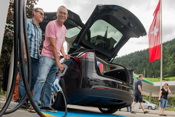 Ein Autofahrer laedt sein Elektroauto, ein Tesla X Elektro-SUV, im Schnellmodus auf, anlaesslich der Einweihung der ersten Ladestation fuer Elektroautos, an der Autobahnraststaette San Gottardo Sud St ...