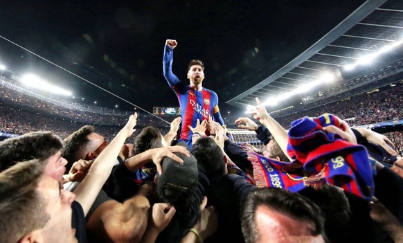 Der FC Barcelona schafft im Champions-League-Achtelfinal gegen Paris St-Germain das grosse Wunder und siegt nach einem 0:4 im Hinspiel zuhause dank späten Toren von Neymar und Sergi Roberto mit 6:1. Das Bild des über der euphorisierten Menge thronenden Lionel Messi geht um die Welt. 