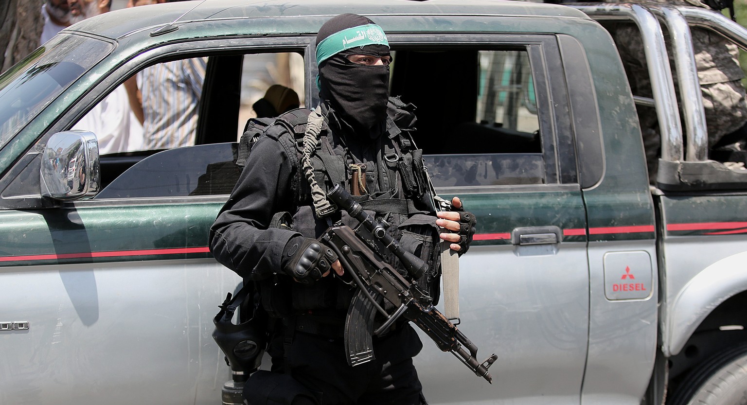 epa06102345 An armed fighter of the Ezz-Al Din Al Qassam Brigades, the armed wing of Palestinian Hamas movement, attends a protest against the security measures at the Al-Aqsa mosque after the Muslim  ...