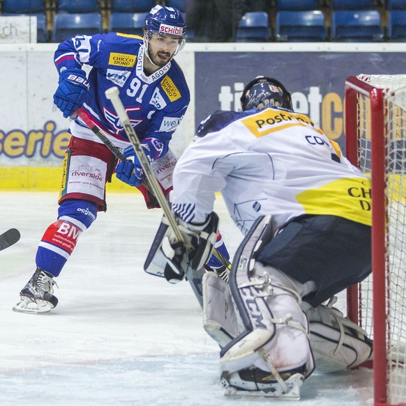 EHC Kloten Stuermer Denis Hollenstein, links, gegen HC Ambri-Piotta Torhueter Benjamin Conz waehrend dem Eishockey-Meisterschaftsspiel der National League zwischen dem EHC Kloten und dem HC Ambri-Piot ...