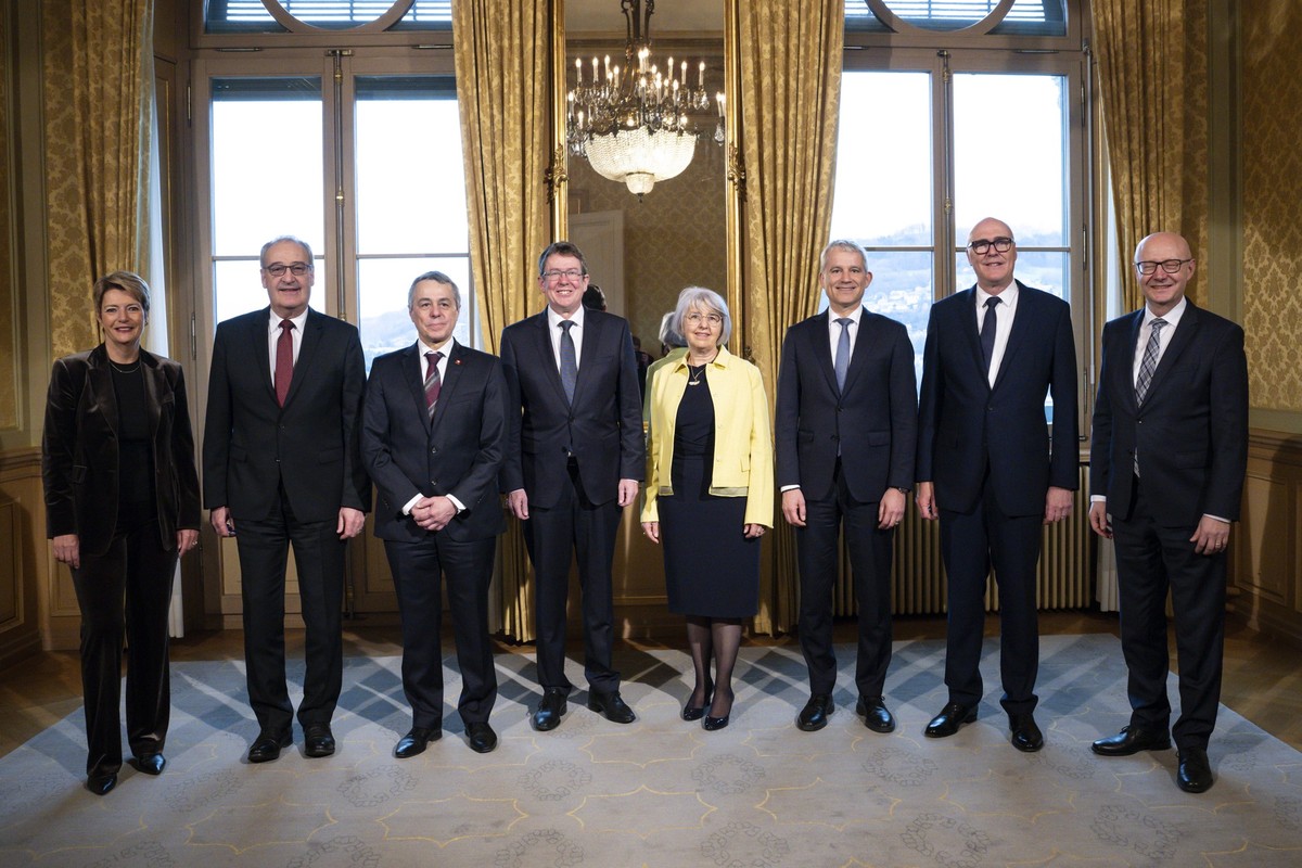 KEYPIX - Bundespraesidentin Karin Keller-Sutter, sowie die Bundesraete Guy Parmelin, Ignazio Cassis, Albert Roesti, Elisabeth Baume-Schneider, Beat Jans, der neugewaehlte Martin Pfister und Bundeskanz ...