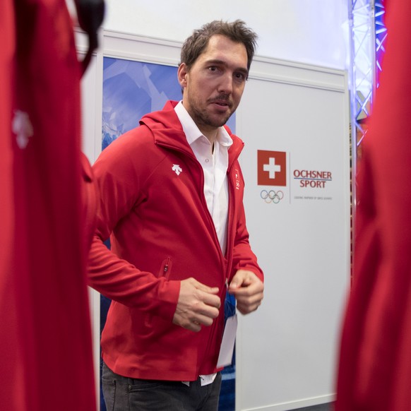 Carlo Janka probiert Kleidung an waehrend der Kleiderabgabe von Swiss Olympic im Distributionszentrum Dosenbach-Ochsner Sport in Luterbach, am Montag, 29. Januar 2018. Ein Teil der Schweizer Olympiade ...