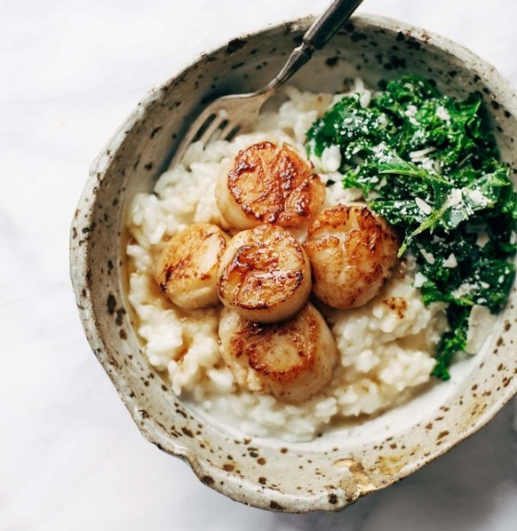 risotto parmesan jakobsmuscheln essen food italien http://pinchofyum.com/brown-butter-scallops-parmesan-risotto?utm_content=buffera89be&amp;utm_medium=social&amp;utm_source=pinterest.com&amp;utm_campa ...