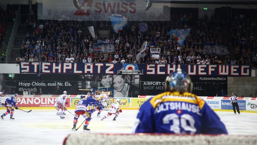 Das Spiel laeuft in der mittleren Zone vor EHC Kloten Torhueter Luca Boltshauser im dritten Eishockey Spiel der Ligaqualifikation der National League zwischen dem EHC Kloten und den SC Rapperswil-Jona ...