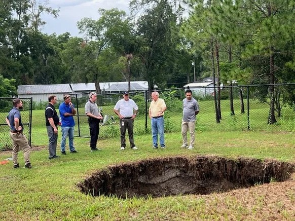 Mitarbeiter des Hillsborough County begutachten das Sinkhole.