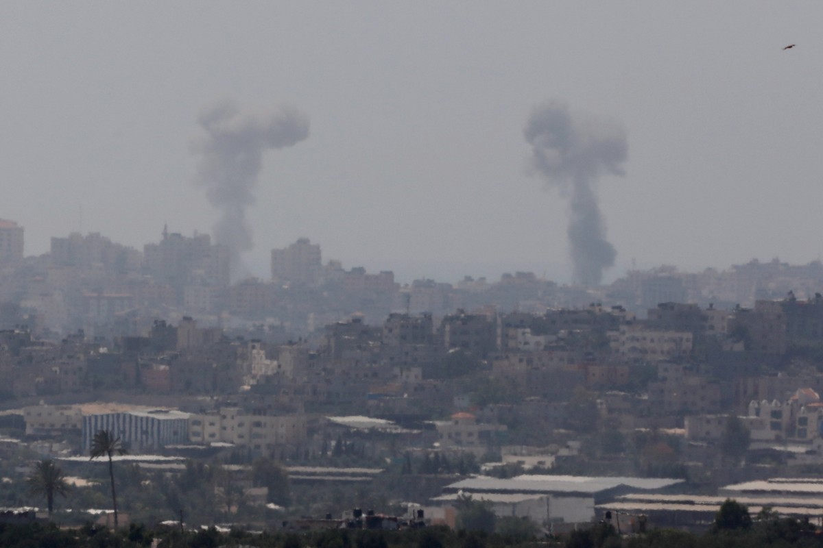 epa06770675 Smoke rise after Israeli Air Force strike on northern Gaza Strip in the border with Gaza, in southern Israel, 29 May 2018.The Islamic Jihad militant group in the Gaza Strip staged the larg ...